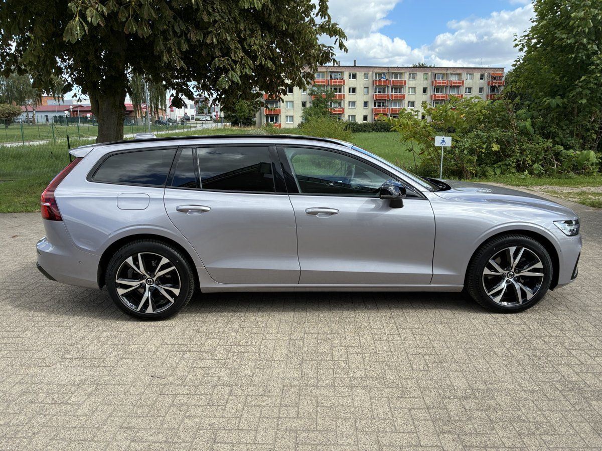 Volvo V60 B4 Ultra Dark *Massage, Head-Up, B&W* foto 4