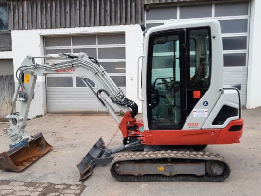 Takeuchi TB225 mit Powertilt