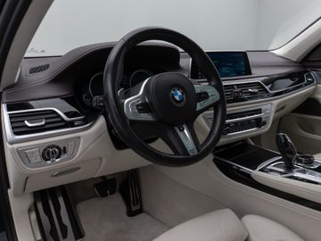 Fahrzeugabbildung BMW 750i xD M Sport 360°Laser Glasdach HUD DAB H/K