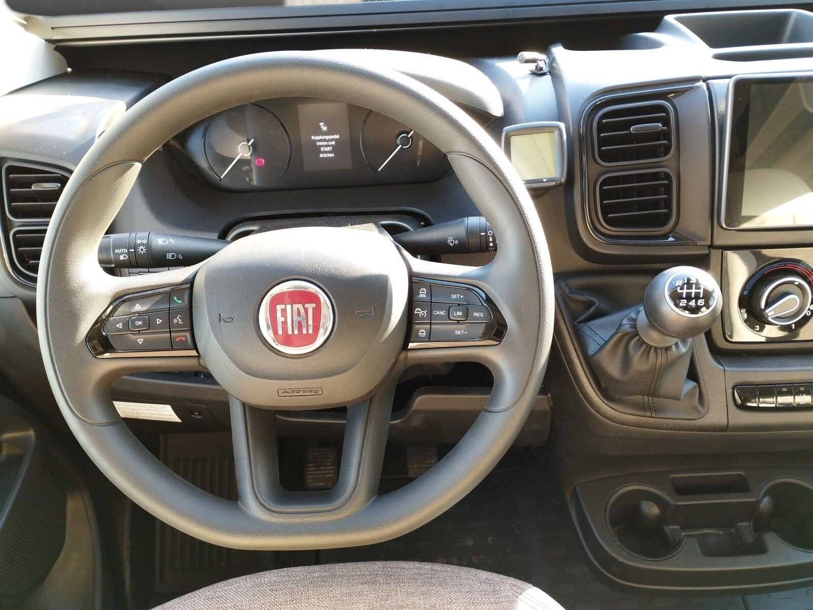 Fahrzeugabbildung Eura Mobil Van V 635 EB Captain-Chair-Sitze, Skyroof, RFK