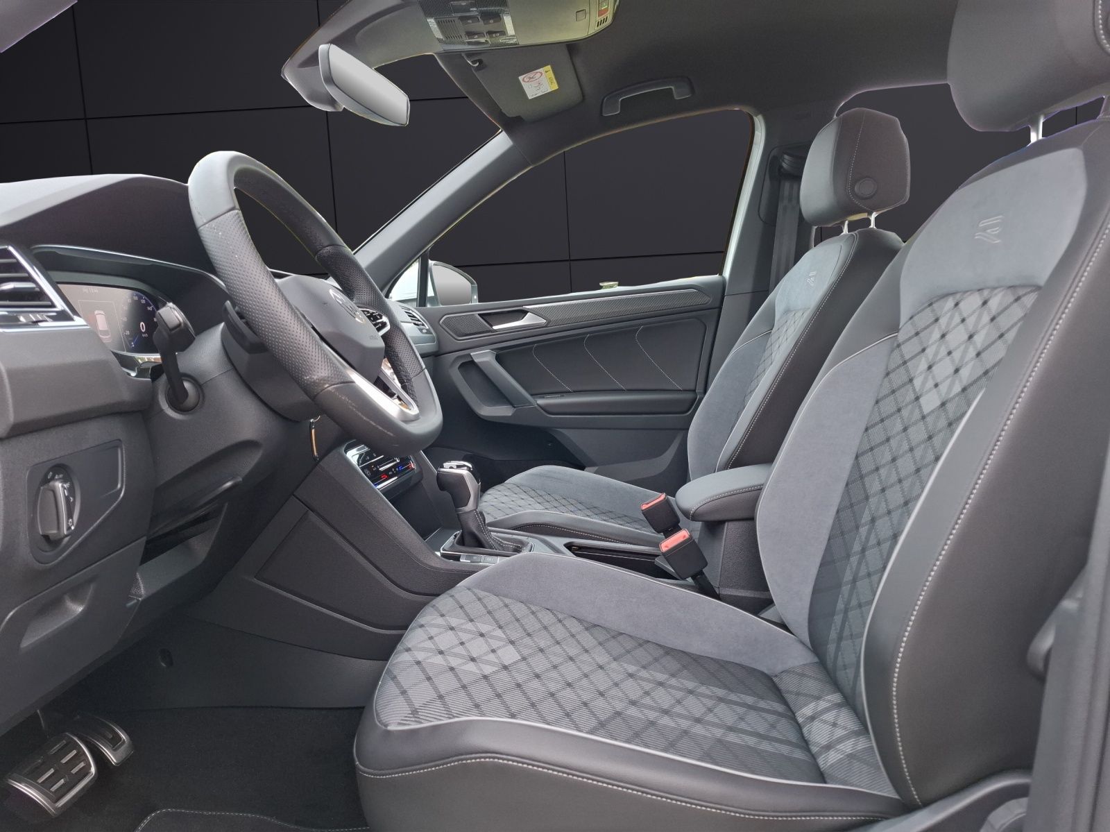 Fahrzeugabbildung Volkswagen Tiguan R-Line TSI DSG LED ACC SH LRHzg 19" AID P