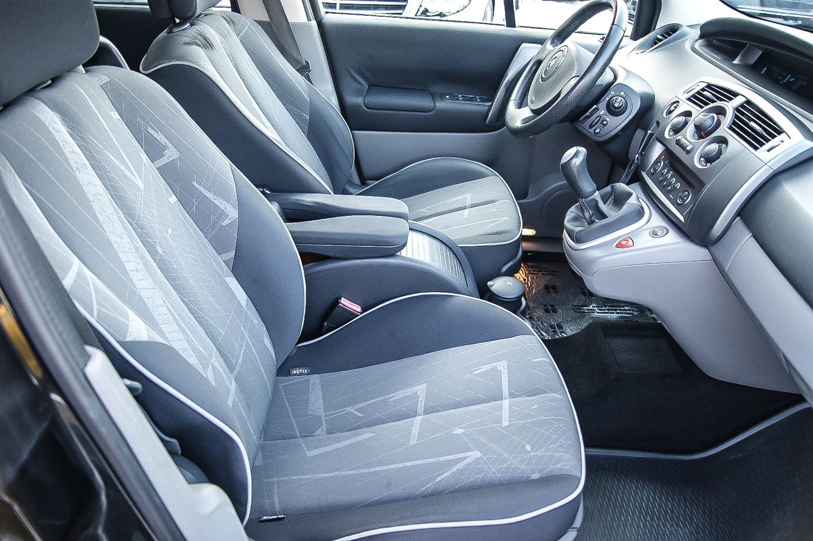Fahrzeugabbildung Renault Scenic II 1.6i Dynamique Confort Klima