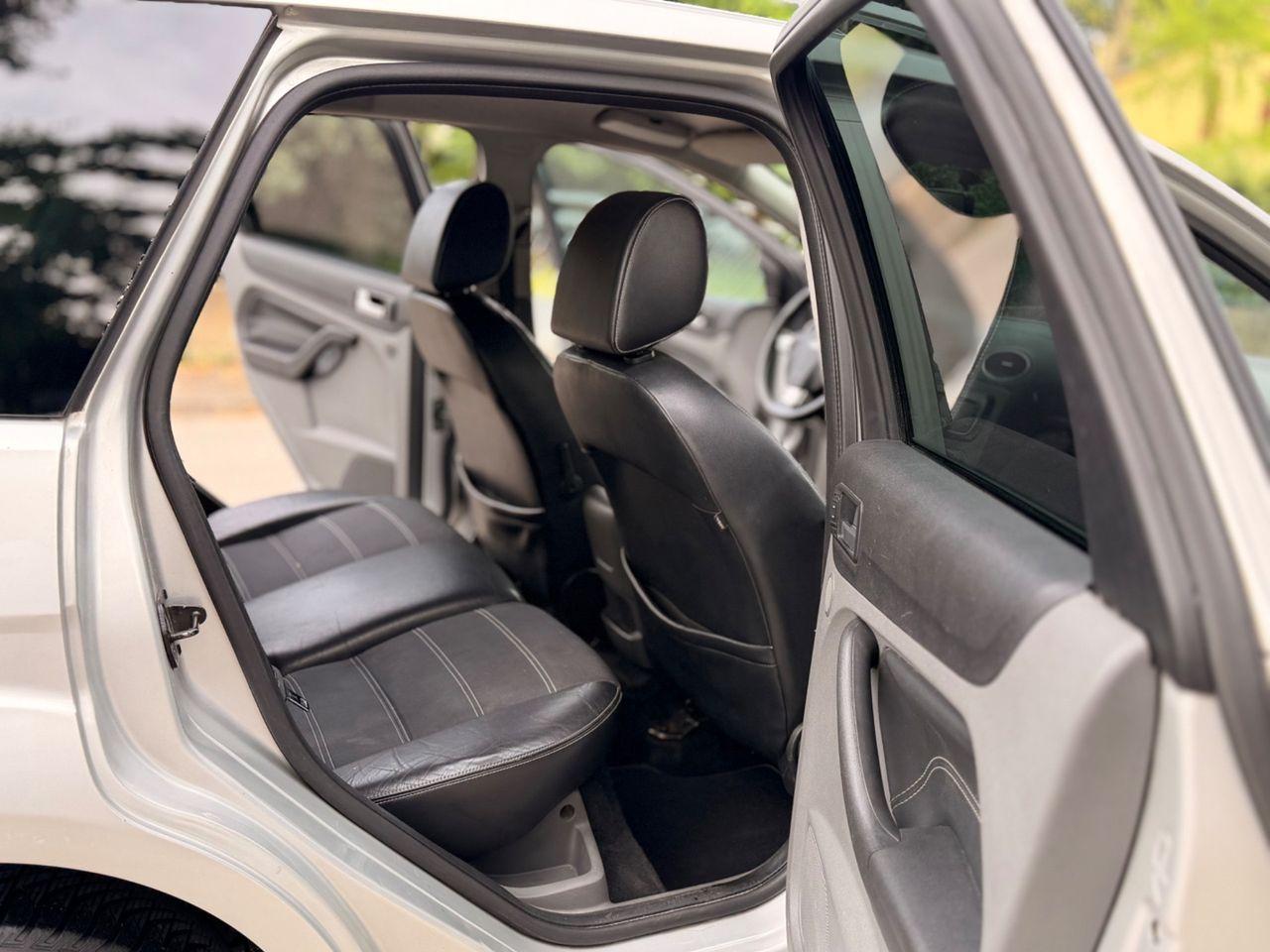 Ford Focus 2010 — photo 10