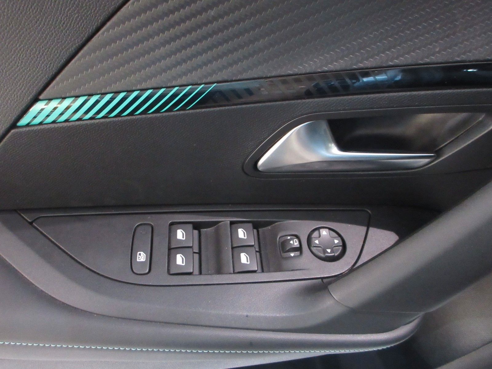 Fahrzeugabbildung Peugeot 2008 Allure 1.2T LED/NAVI/PDC/R´CAM/ALU