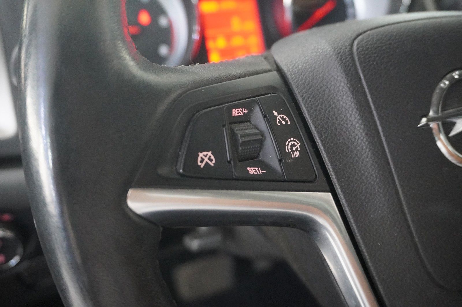 Fahrzeugabbildung Opel Astra J ST  2.0D ACTIVE SPORT/NEBEL/PDC/TEMP.