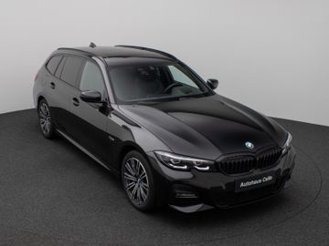Fahrzeugabbildung BMW 330e M Sport Panorama Kamera HUD DAB HiFi Komfor