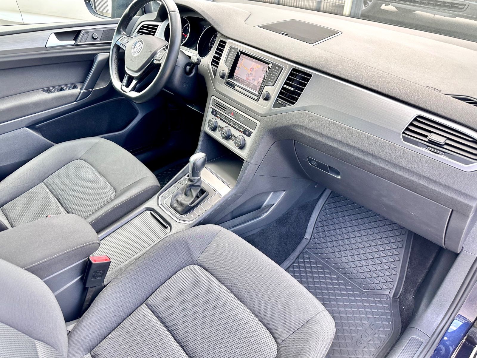 Fahrzeugabbildung Volkswagen GOLF SPORTSVAN 2.0 TDI*AHK+ACC+DSG+LED*