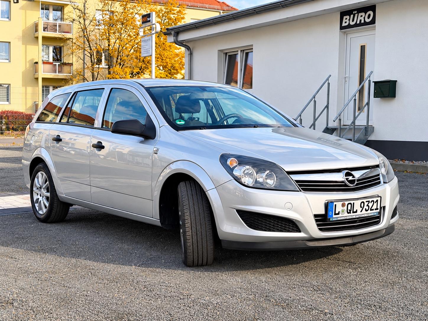 Opel Astra 2009 — rear view