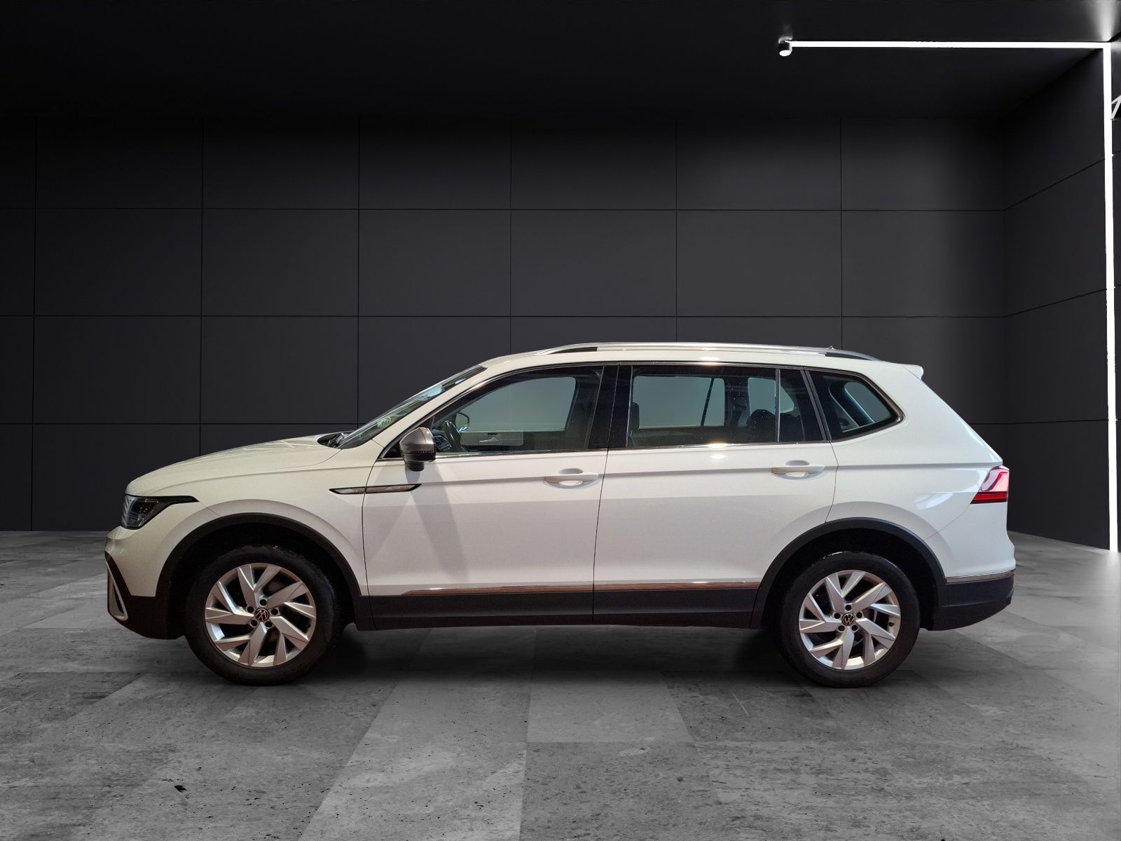 Fahrzeugabbildung Volkswagen Tiguan Allspace TSI Life LED APP AID ACC PDC SH