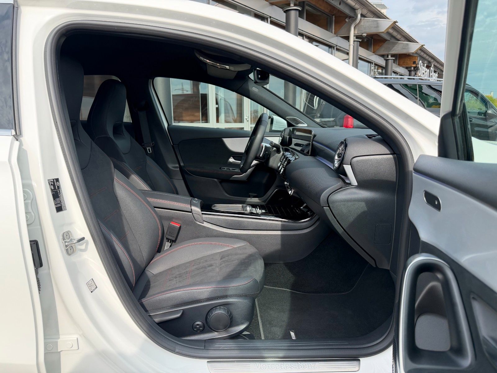 Fahrzeugabbildung Mercedes-Benz A 220 d AMG BURM+AHK+360°+MBEAM+TOTW+DISTR