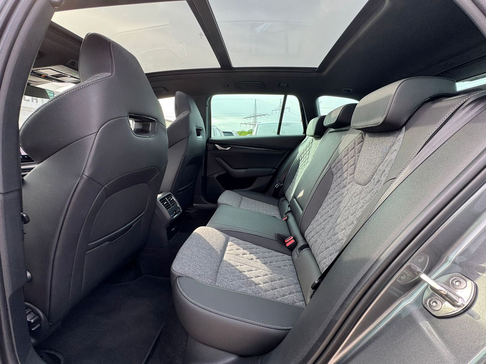 Fahrzeugabbildung SKODA Octavia 2.0 DSG Sportline MATRIX*PANO*CANT.*5J.G