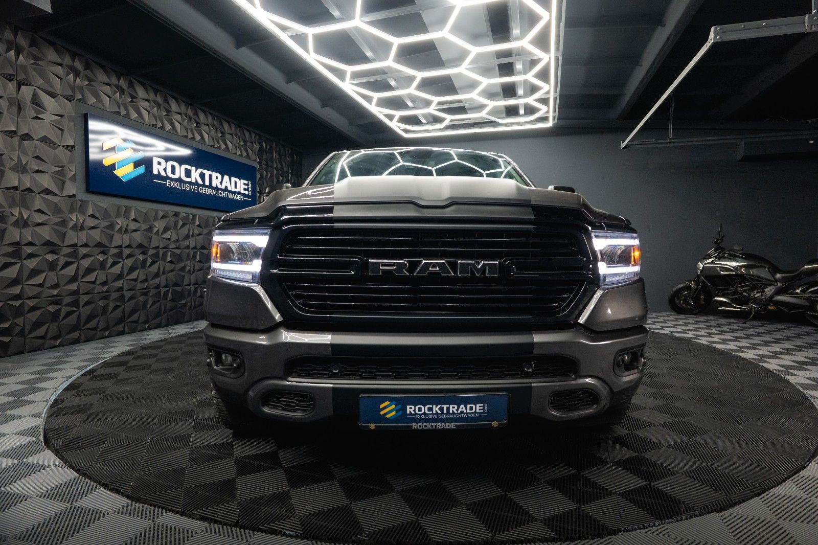 Fahrzeugabbildung Dodge RAM 5.7 V8 HEMI 4x4 OFFROAD NIGHT-Edition LED