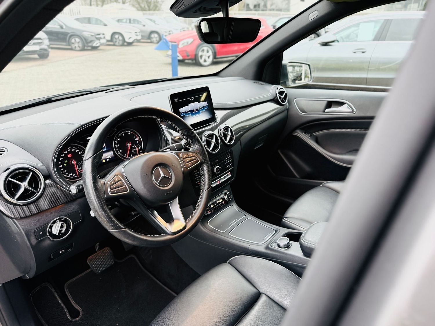 Fahrzeugabbildung Mercedes-Benz B 200 AMG Styling, NIGHTFALL, Autom., AHK, LED,