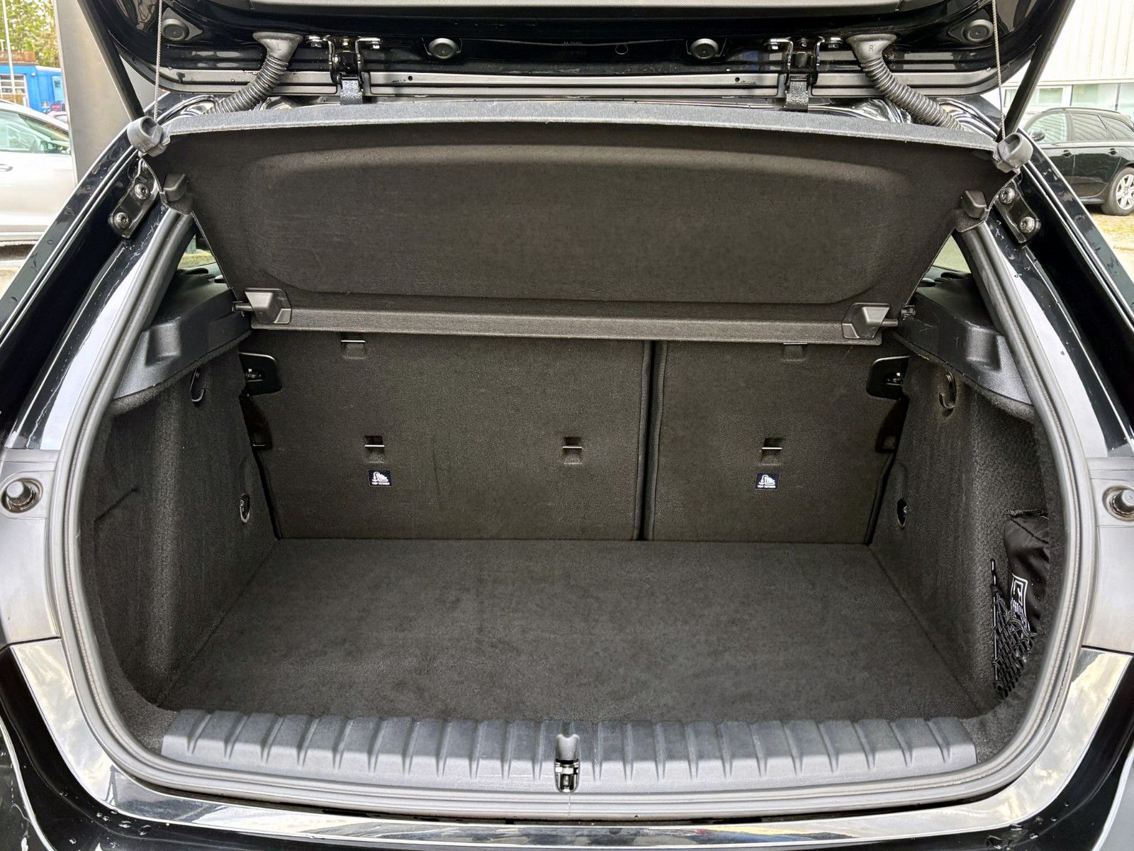 Fahrzeugabbildung BMW 120d Steptronic Sport-Line LED SHZ TEMP NAV PDC