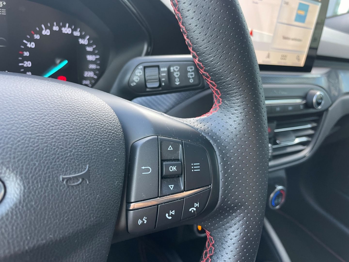 Fahrzeugabbildung Ford Focus ST-Line Kamera LED Abstandstemp Navi