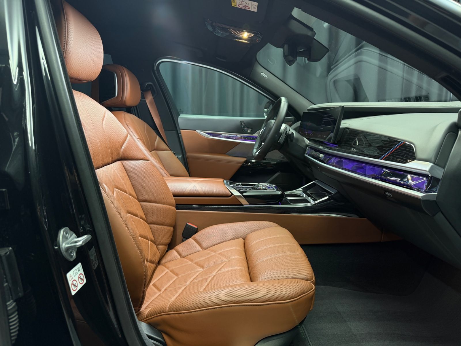 Fahrzeugabbildung BMW 750e xDrive M Sport Pro|TV|B&W|MASSAGE|SKY-LOUNG