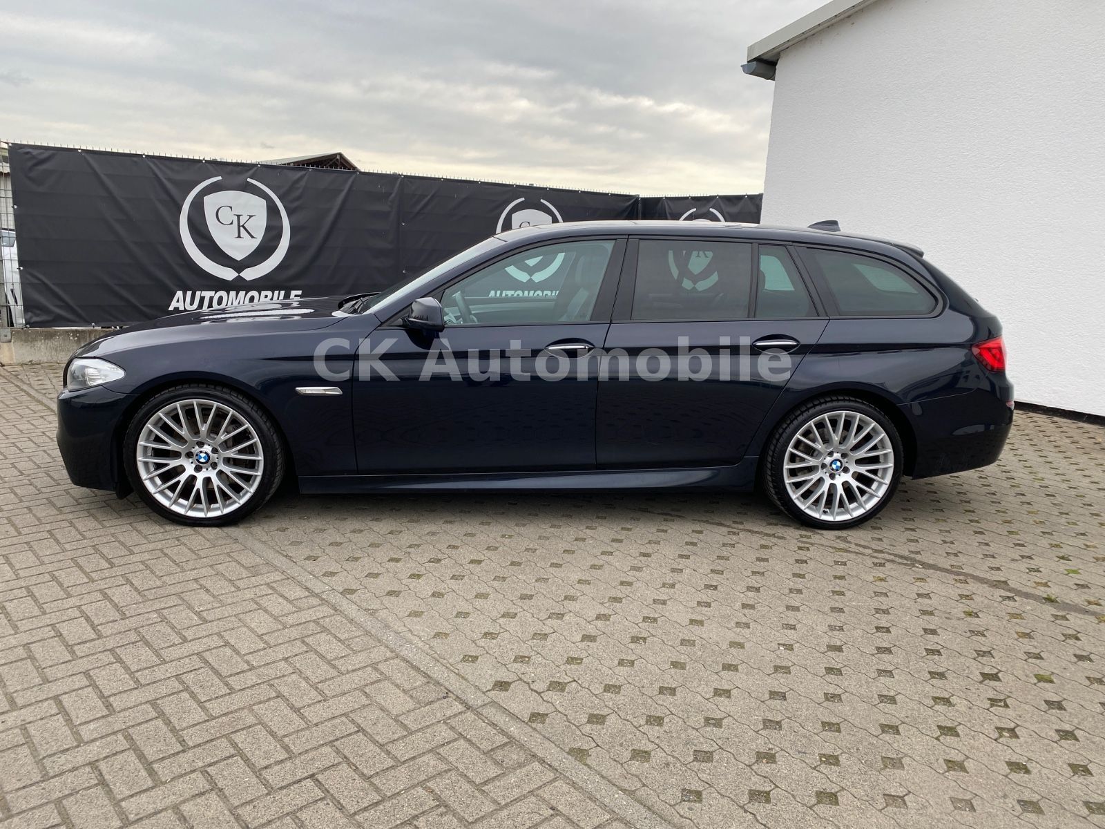 Fahrzeugabbildung BMW 530 d Touring M Sport/Navi/Leder/Pano/Bi-Xenon