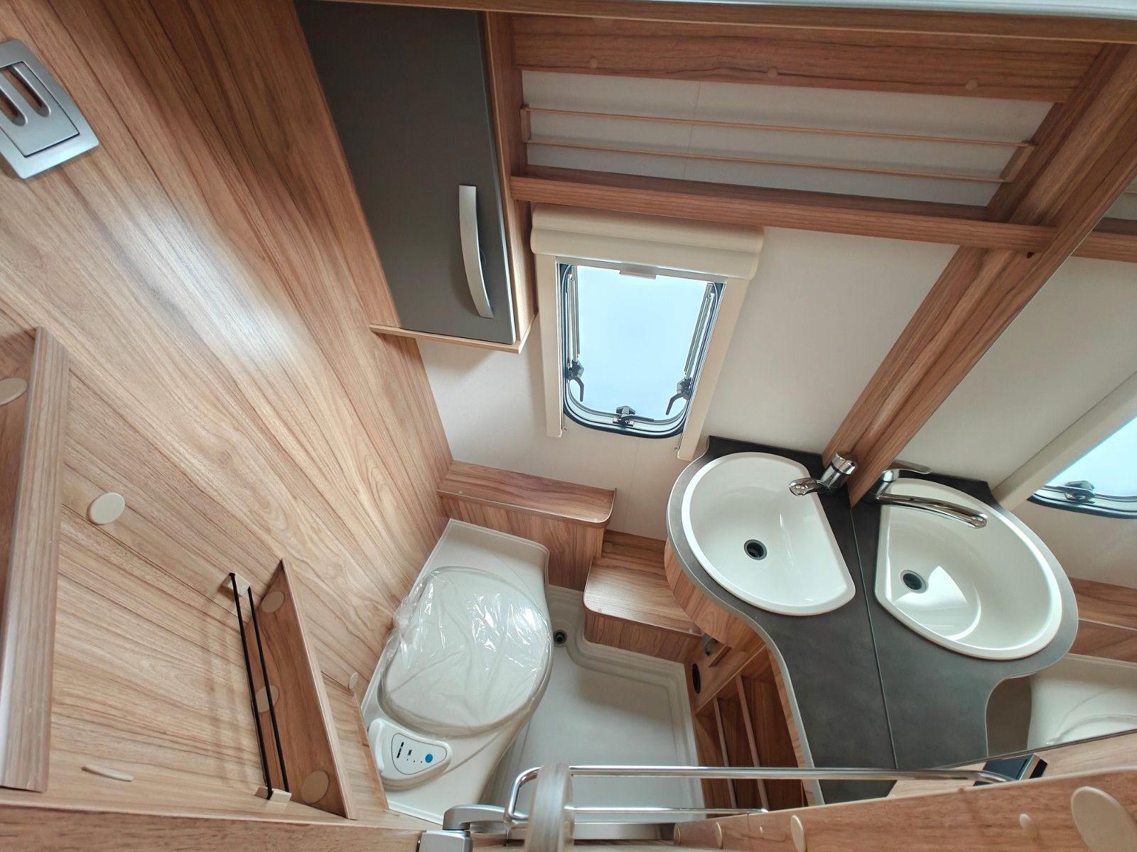 Fahrzeugabbildung HYMER / ERIBA / HYMERCAR Feeling 425 Schlafdach - JETZT 6.464€ SPAREN !!!