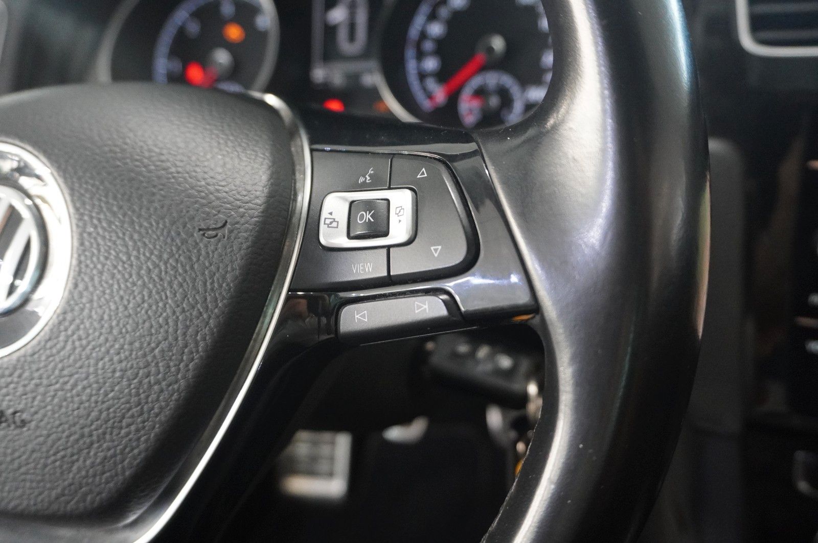 Fahrzeugabbildung Volkswagen Golf VII VAR. 1.6 TDI IQ-DRIVE NAVI/LED/ACC/AHK