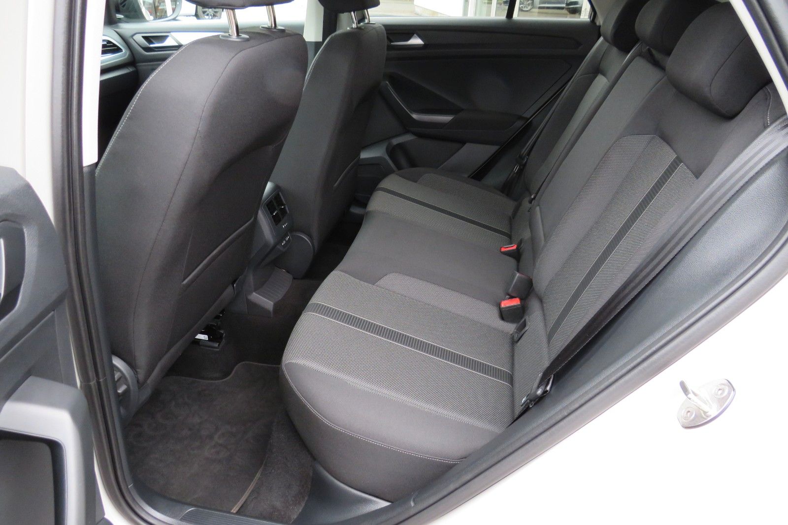 Fahrzeugabbildung Volkswagen T-Roc Life AHK ACC SITZH GJ NAVI APP 1.HD