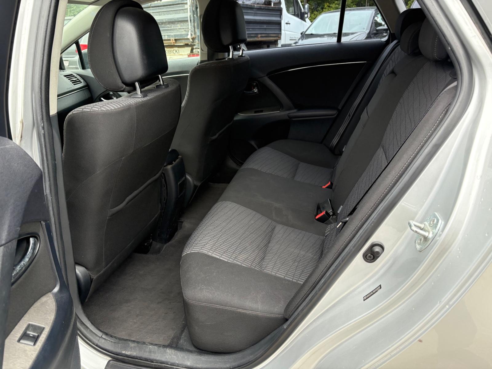 Toyota Avensis 2011 — photo 11