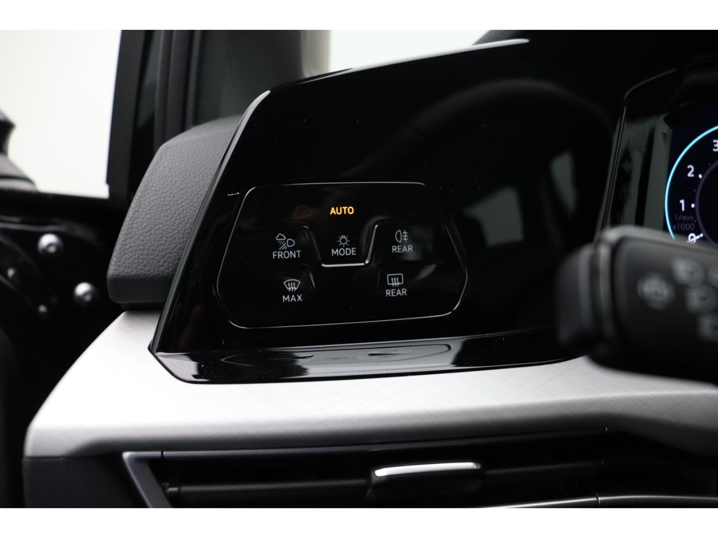 Fahrzeugabbildung Volkswagen Golf VIII Variant Life AHK SHZ ACC