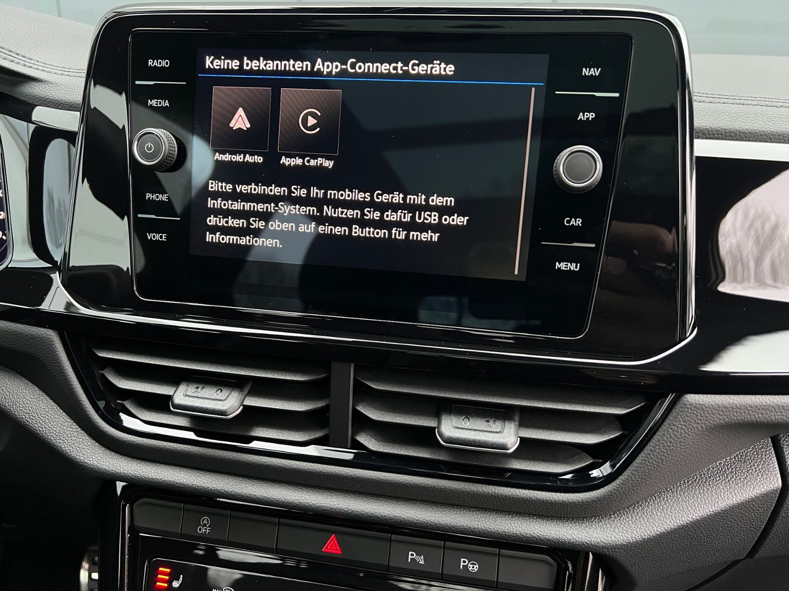 Fahrzeugabbildung Volkswagen T-Roc R-Line 1.5 TSI DSG *AHK, Pano, Black Style