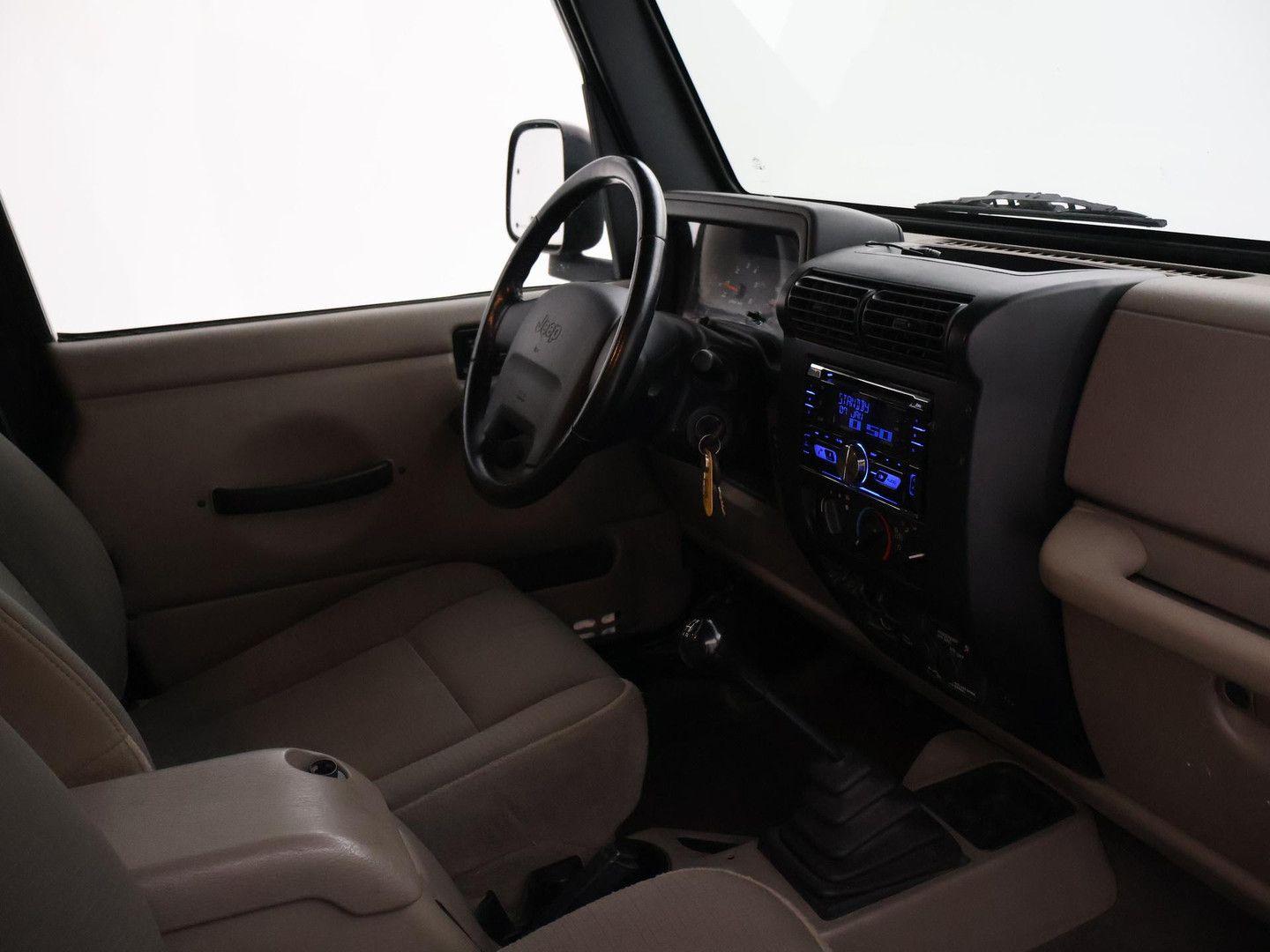 Jeep Wrangler Sahara 4.0i | 177 ch | BVM | Capote souple | Attelage | Pneus BFGoodrich All-Terrain | Bluetooth/DAB