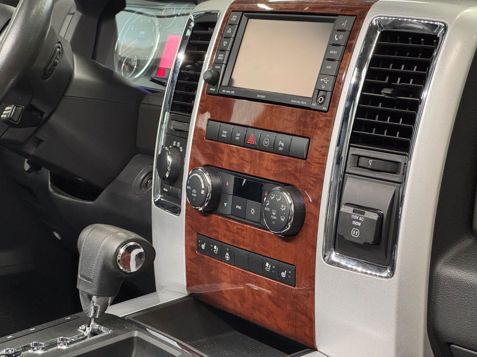 Fahrzeugabbildung Dodge RAM 5,7 Laramie Crew Cab LPG DVD RAM BOX 1.Hand