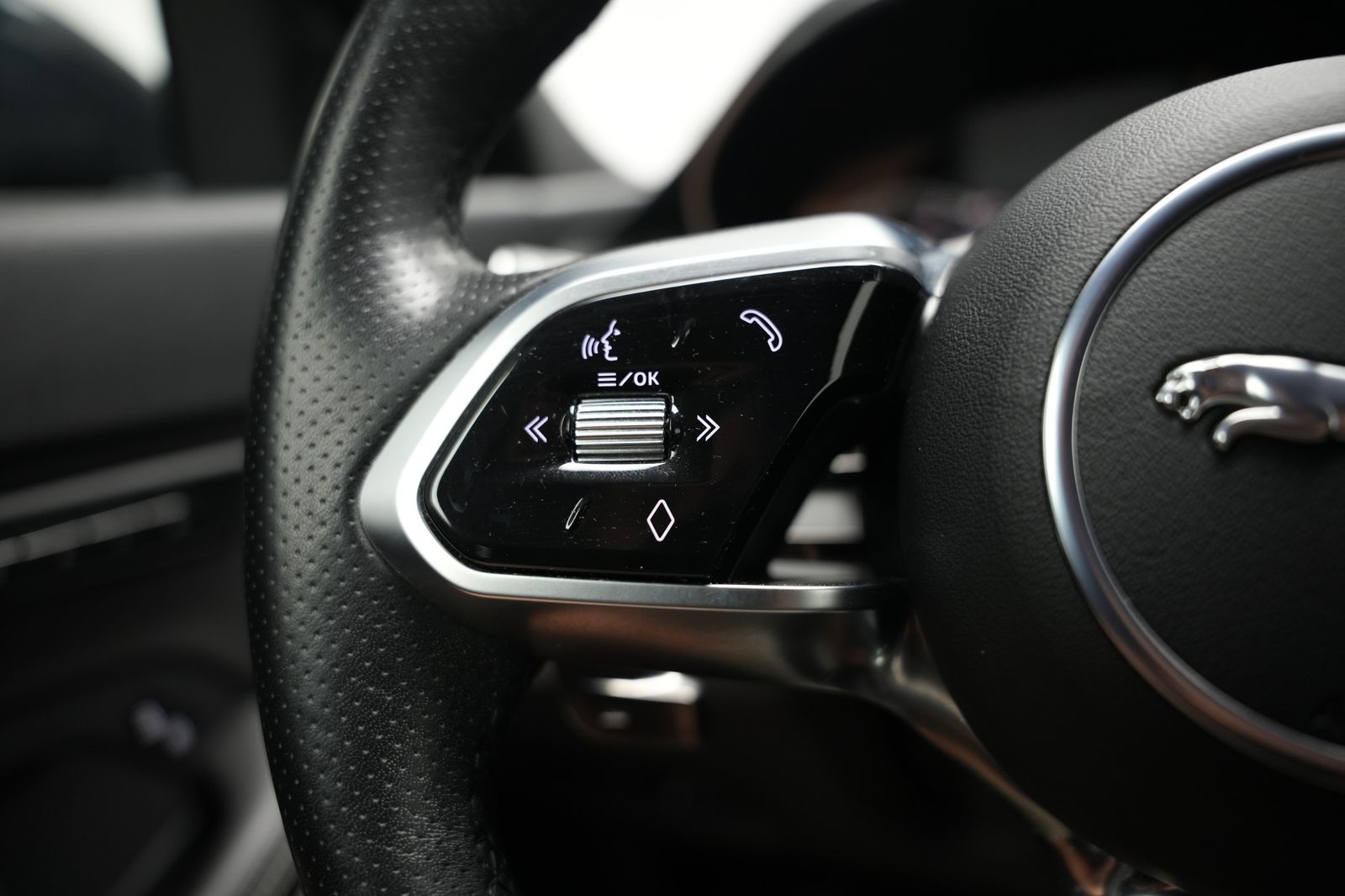 Fahrzeugabbildung Jaguar E-PACE R-Dynamic SE *Meridian*Memory*Virtual*ACC