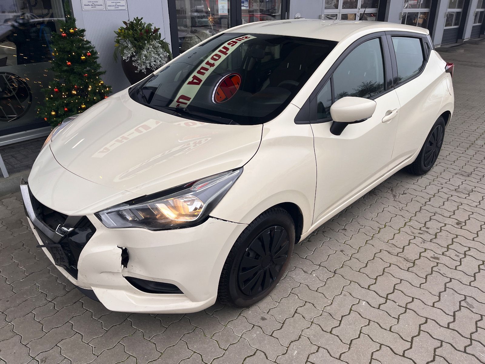 Fahrzeugabbildung Nissan Micra Acenta / leichter Frontschaden