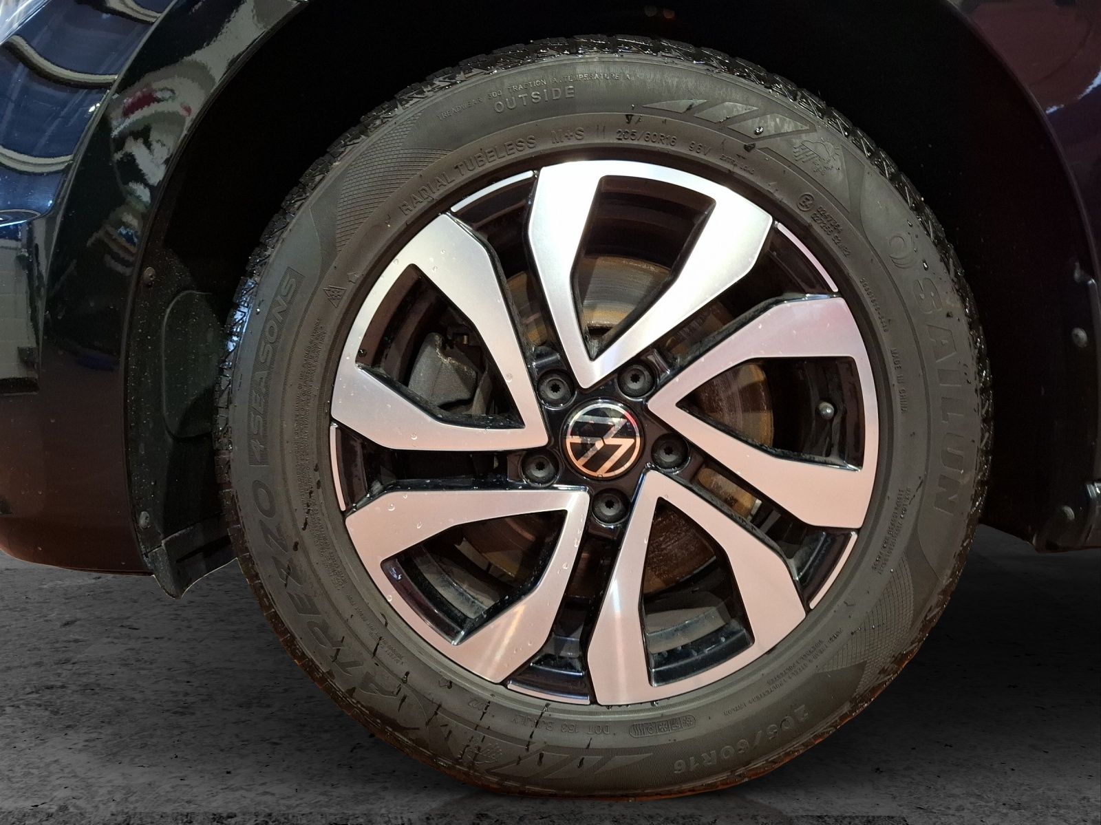 Fahrzeugabbildung Volkswagen Touran TDI Active DSG 7-Si. LED Navi AID ACC SH