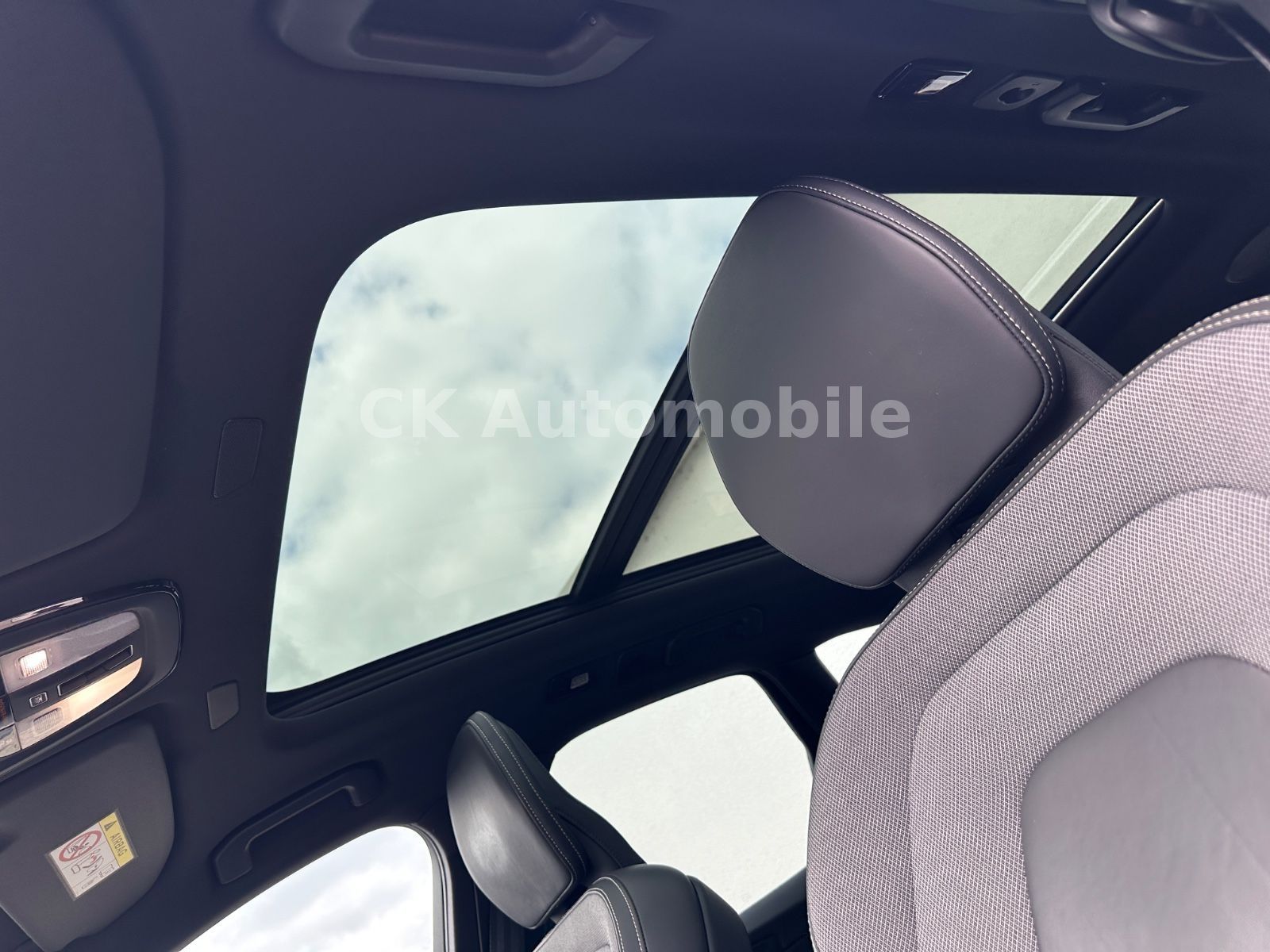 Fahrzeugabbildung Volvo XC60 B4 R Design 2WD/Navi/Pano/Kamera/LED