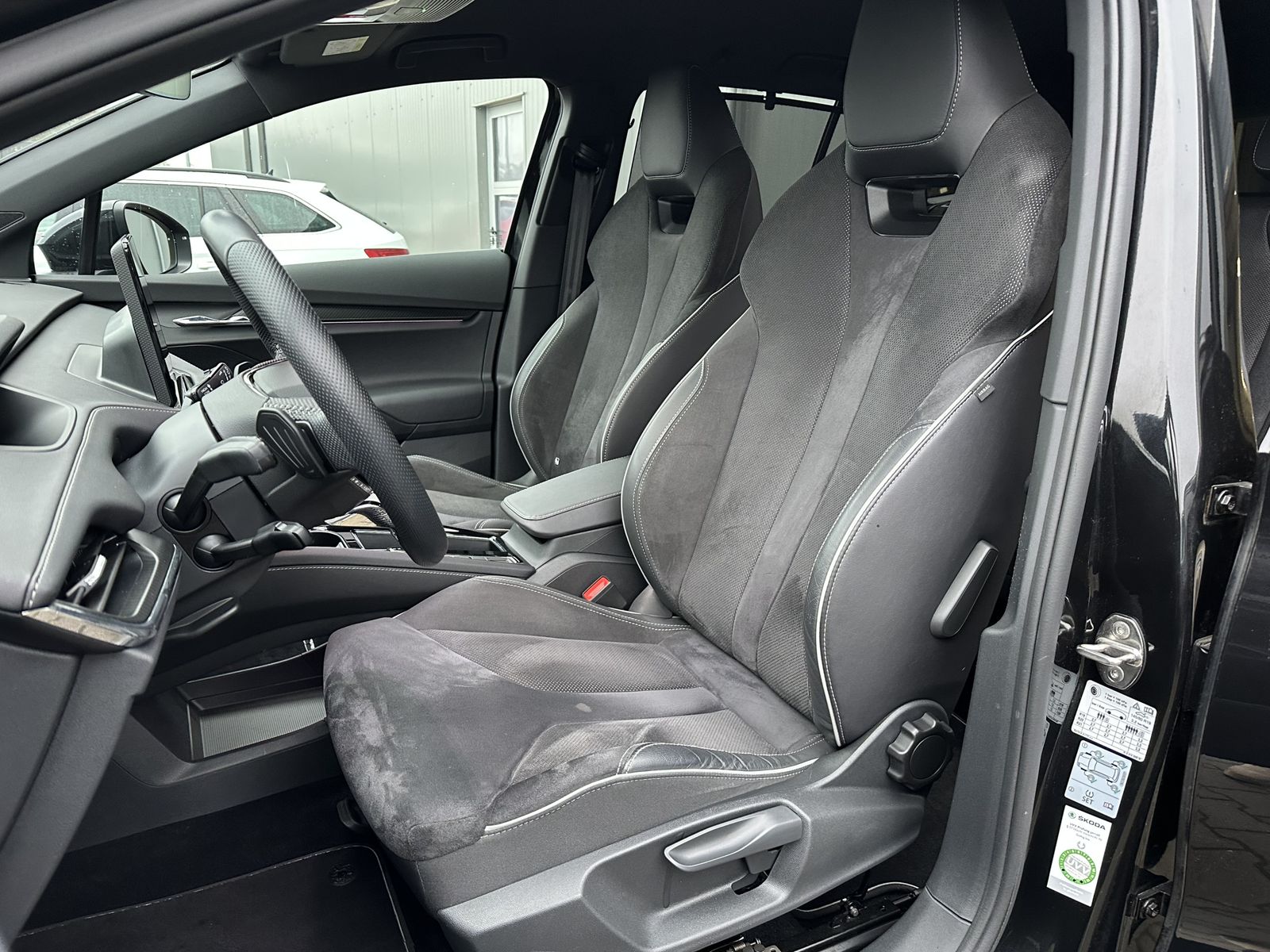 Fahrzeugabbildung SKODA Enyaq 60 iV Sportline NAV+LED+VCOCK+20ZO+1HD+PP