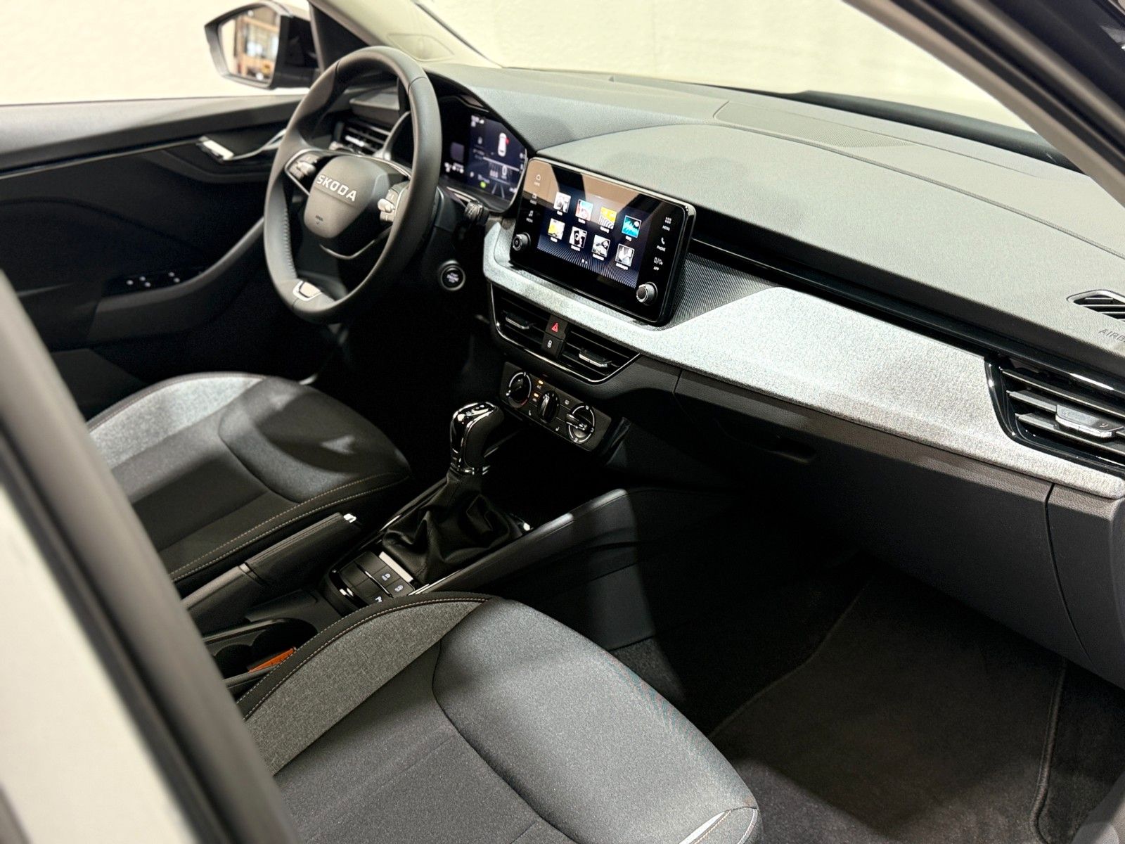 Fahrzeugabbildung SKODA Kamiq 1.0 TSI DSG Selection Black 17" Kamera SHZ