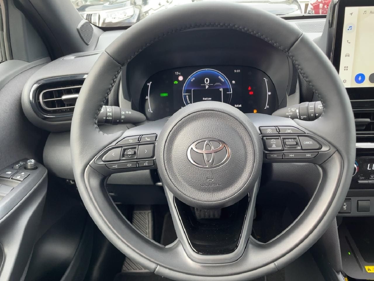 Fahrzeugabbildung Toyota Yaris Cross 130PS Hybrid SONDEREDITION Black&Whi