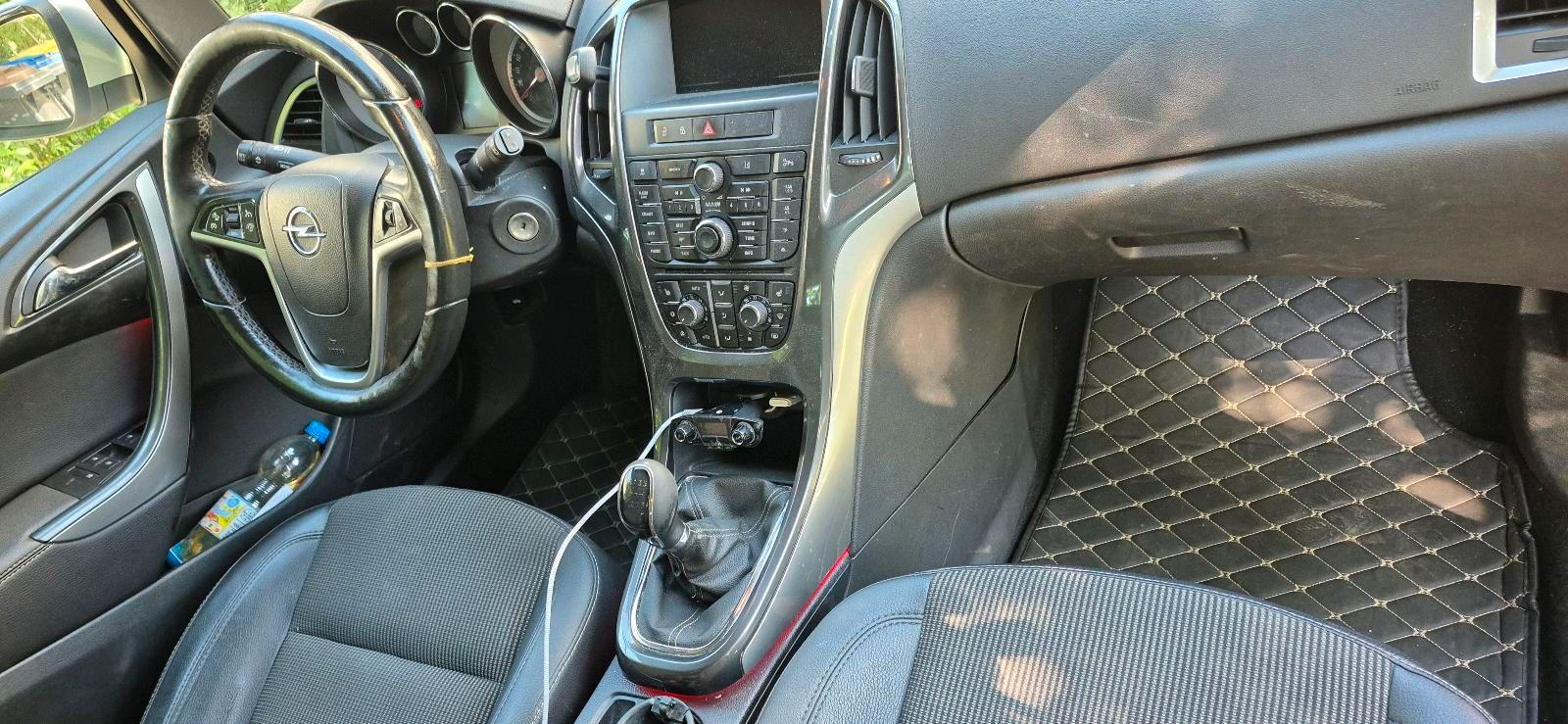 Opel Astra 2013 — photo 8