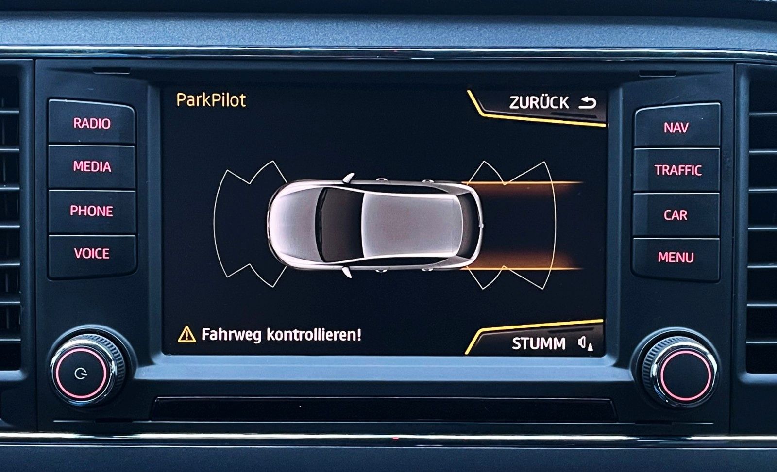 Fahrzeugabbildung SEAT Leon 2.0TDI FR DSG KLIMAAUT LEDER NAVI LED 2.Hd