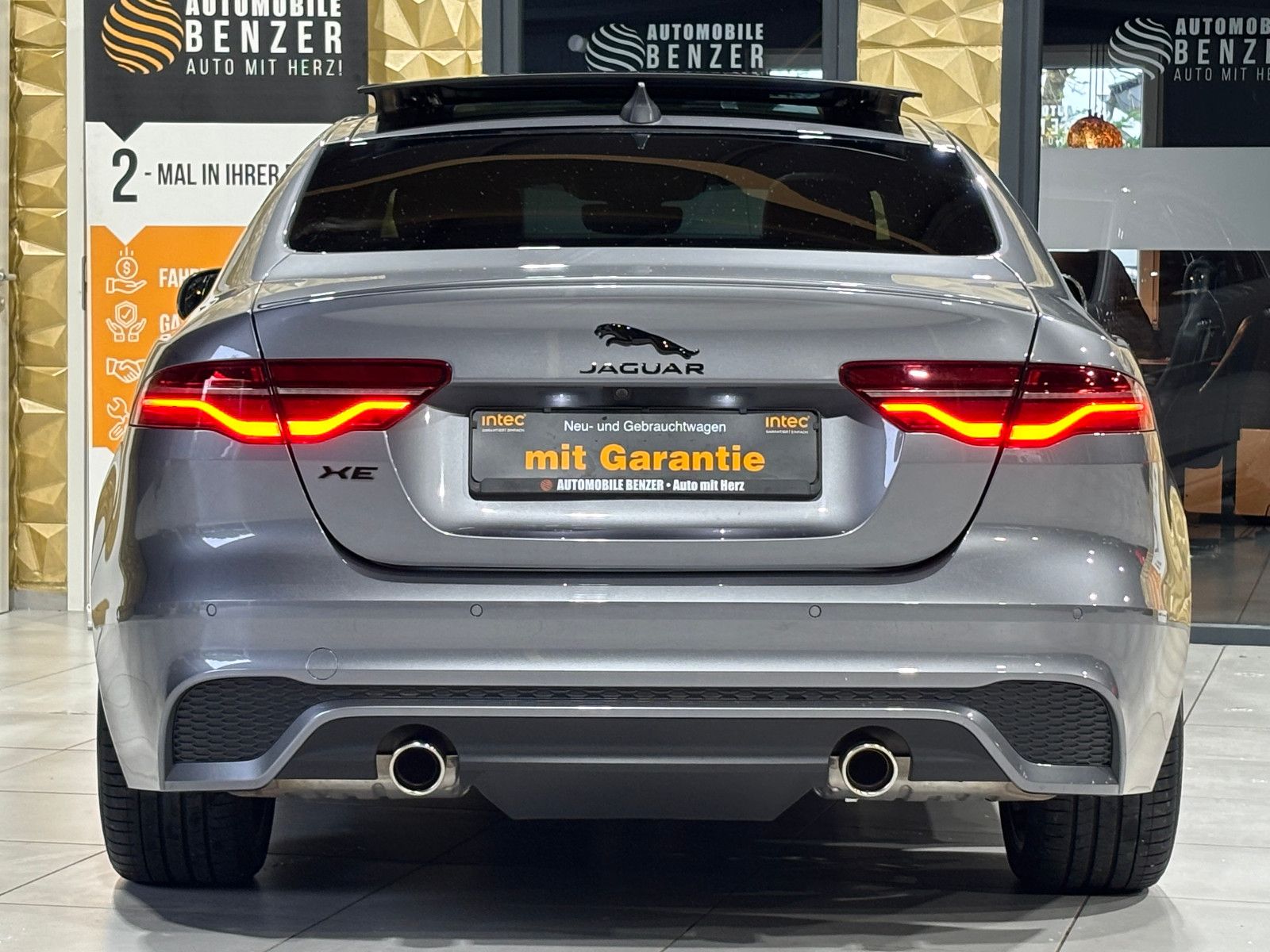 Fahrzeugabbildung Jaguar XE R-Dynamic Black/360''KAM/PANO/EXCLUSIV/MERIDI