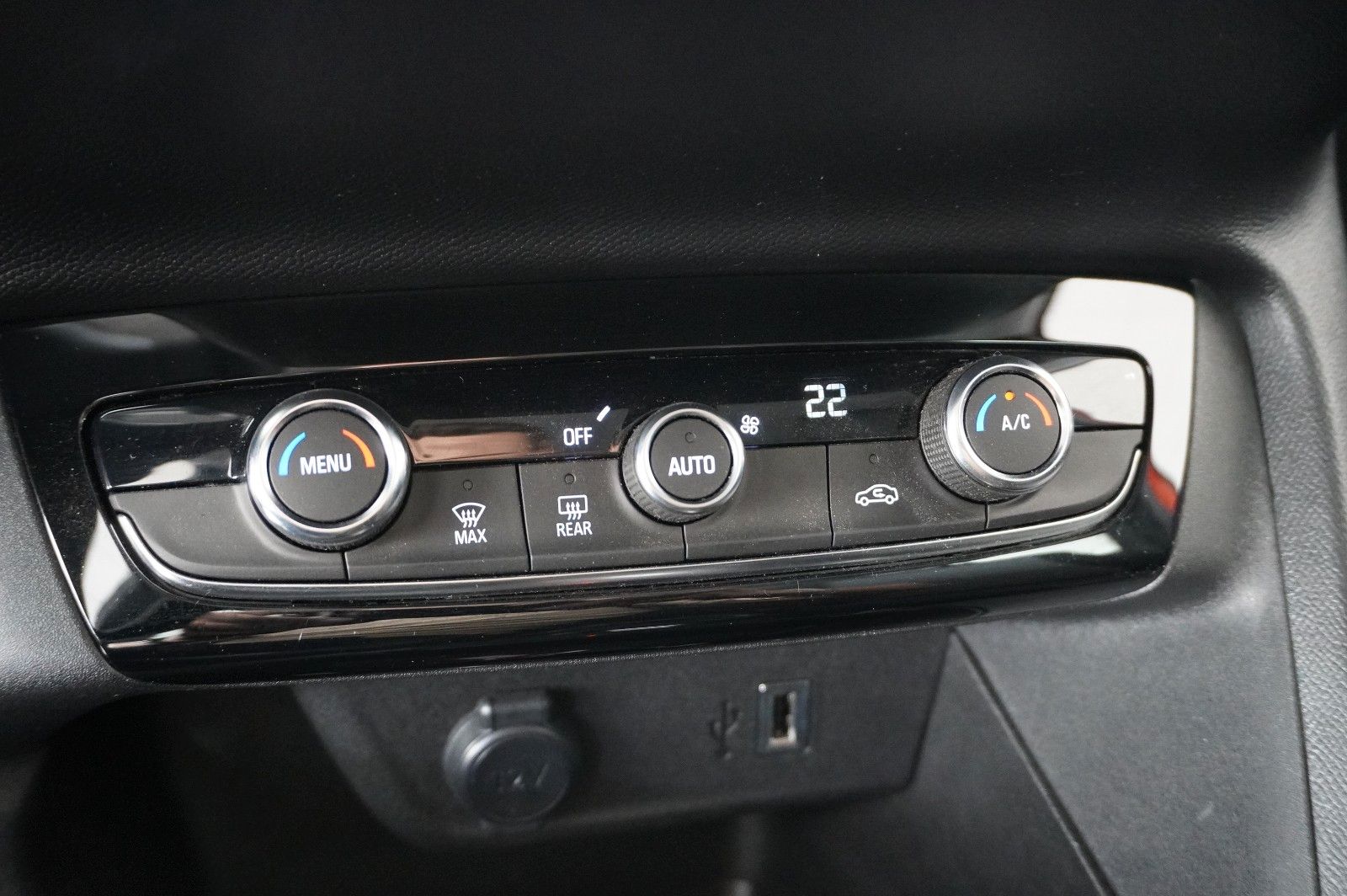 Fahrzeugabbildung Opel Corsa-e F EDITION 7KW NAVI/VIRT/TEMP/DAB/WÄRMEP.