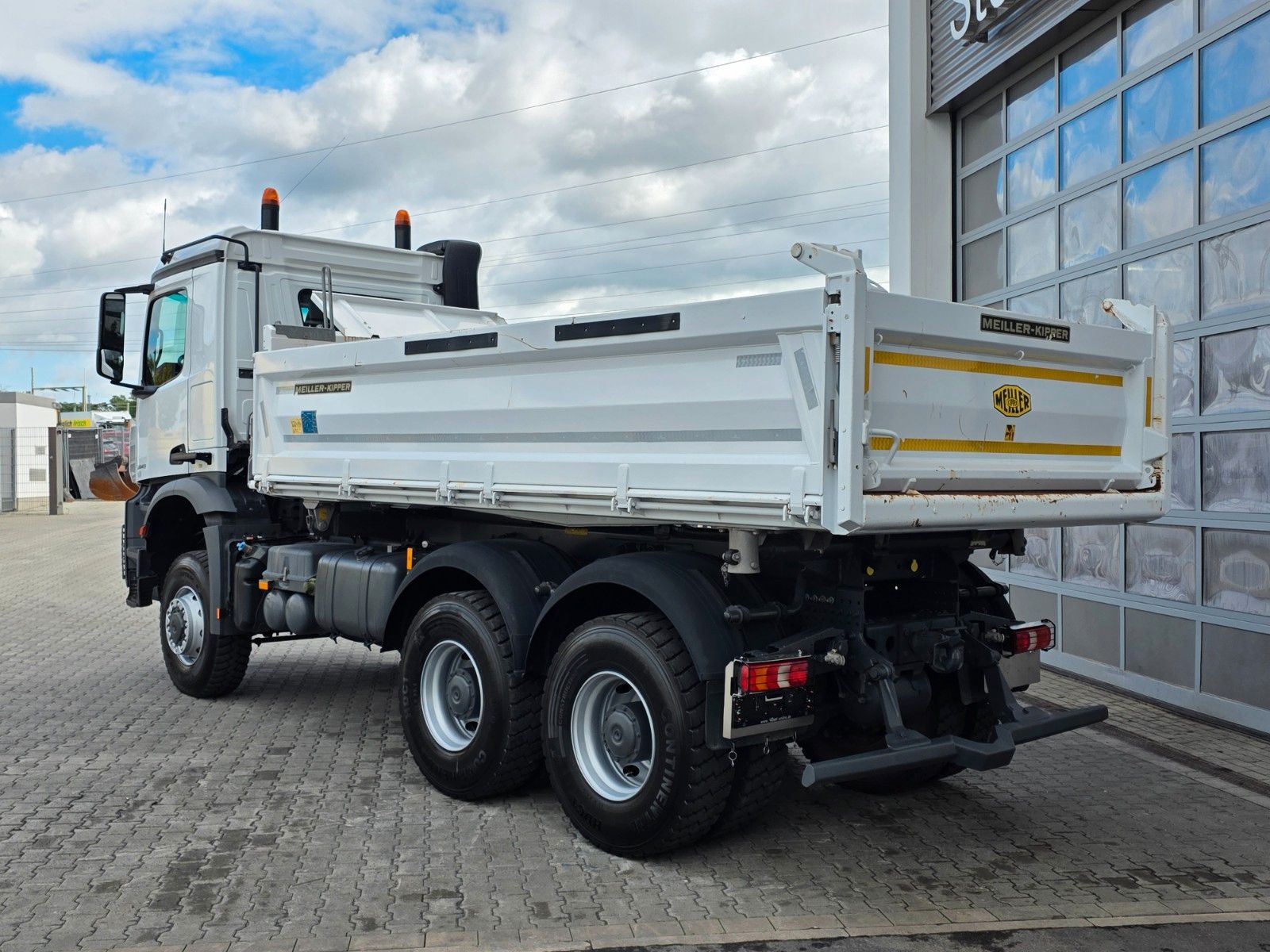 Fahrzeugabbildung Mercedes-Benz Arocs 3343 AK 6x6 Meiller