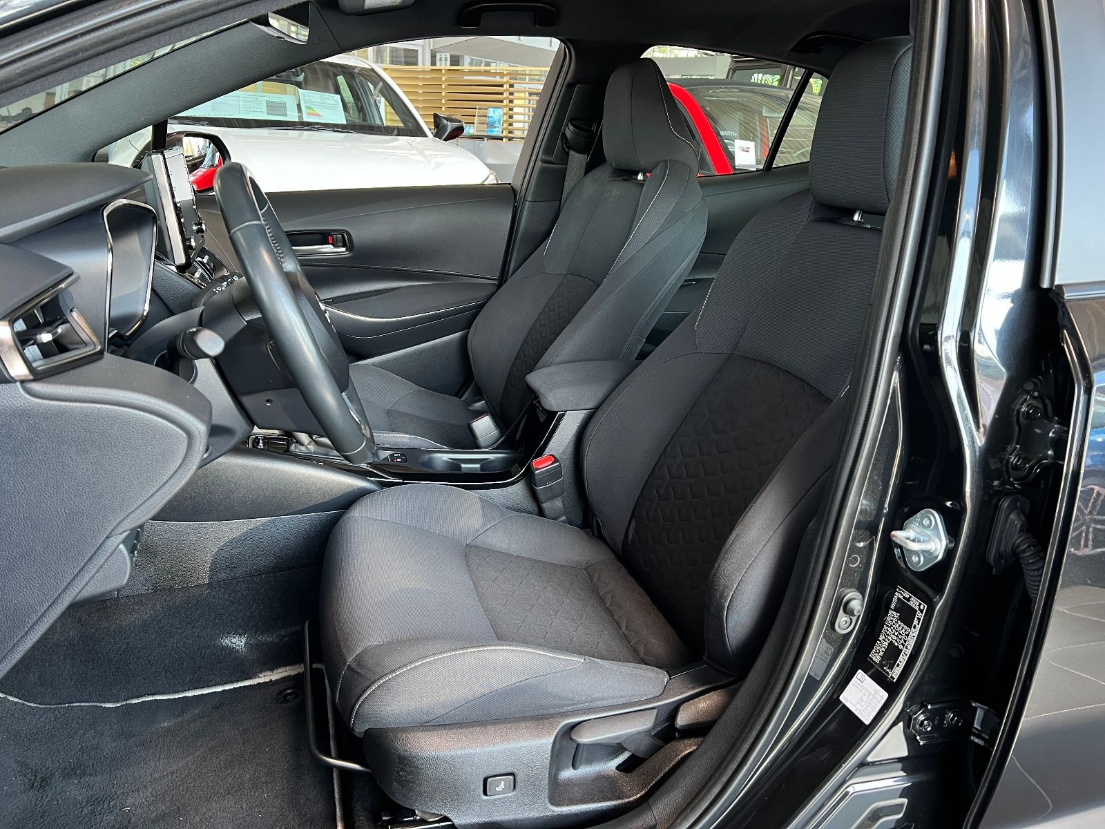 Fahrzeugabbildung Toyota Corolla Hybrid Business Edition NAV RFK SHZ ALU
