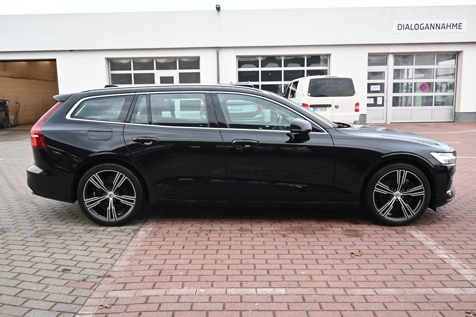 Fahrzeugabbildung Volvo V60 T8 TE Inscription*LED*HUD*PANO*CAM*PDC*STHZ