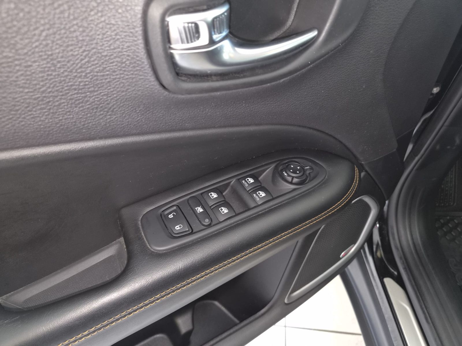 Fahrzeugabbildung Jeep Compass Limited 4WD / LED / NAVI / LEDER