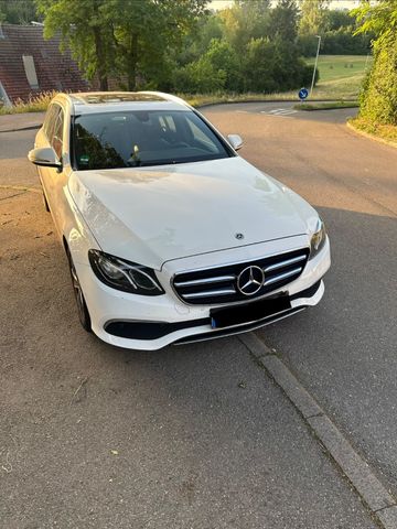 MERCEDES-BENZ E 220 d 4MATIC T Autom. -