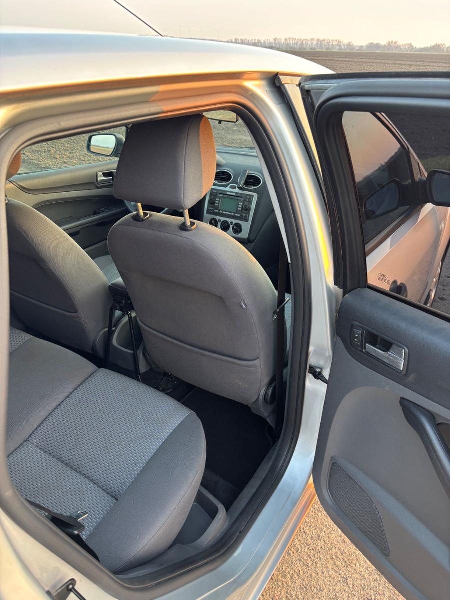 Ford Focus 2005 — photo 10