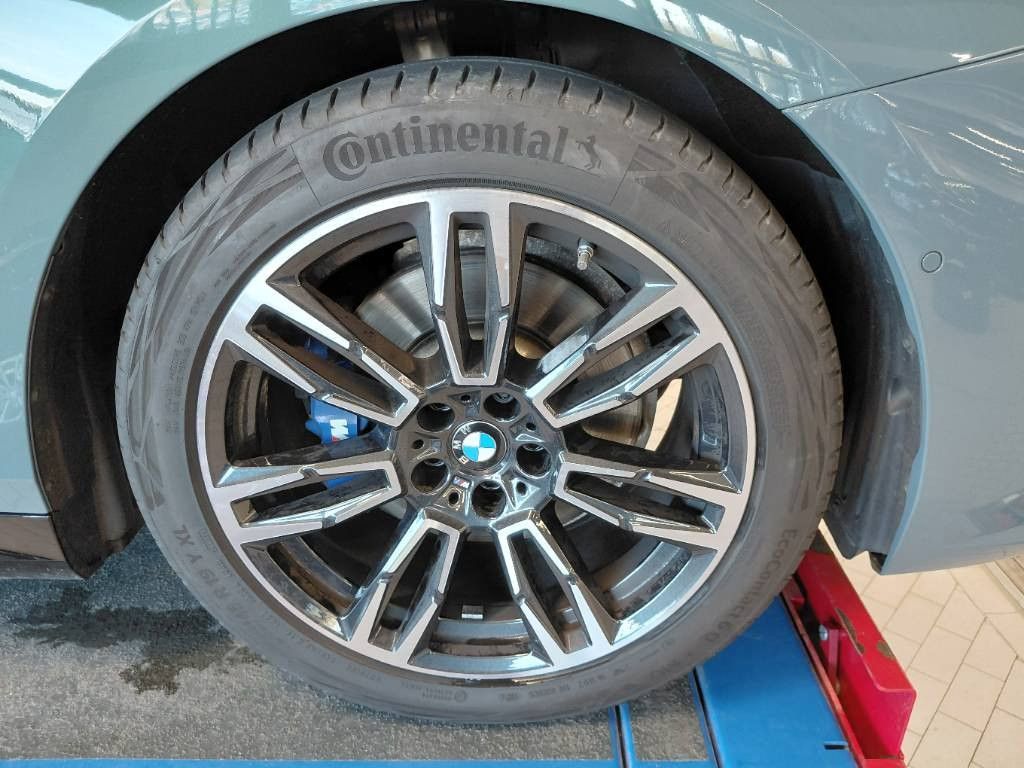 Fahrzeugabbildung BMW 520d xDrive Tour M Sport Pro Iconic Glow Stndhzg