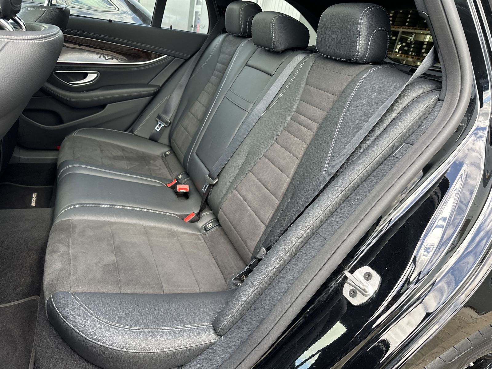 Fahrzeugabbildung Mercedes-Benz E 300e T AMG-Line NAV+LED+360°+PANO+WIDE+CARPLAY