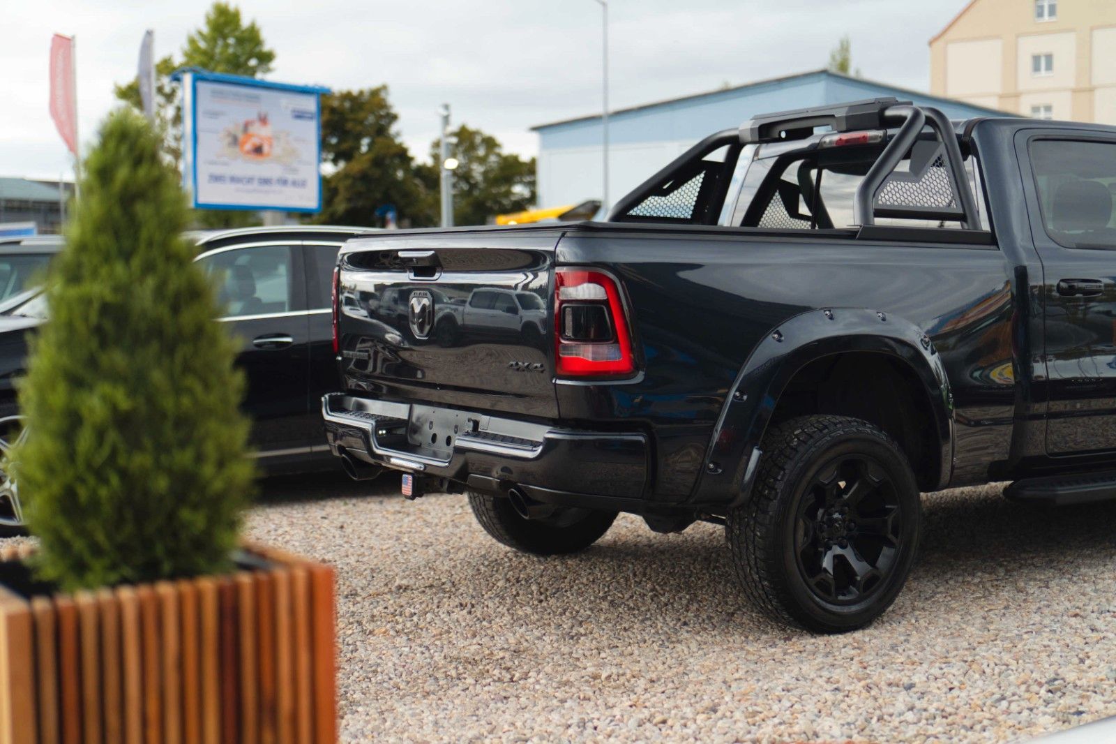 Fahrzeugabbildung Dodge RAM 5.7 V8 HEMI 4x4 OFFROAD Night-Paket LONGBED