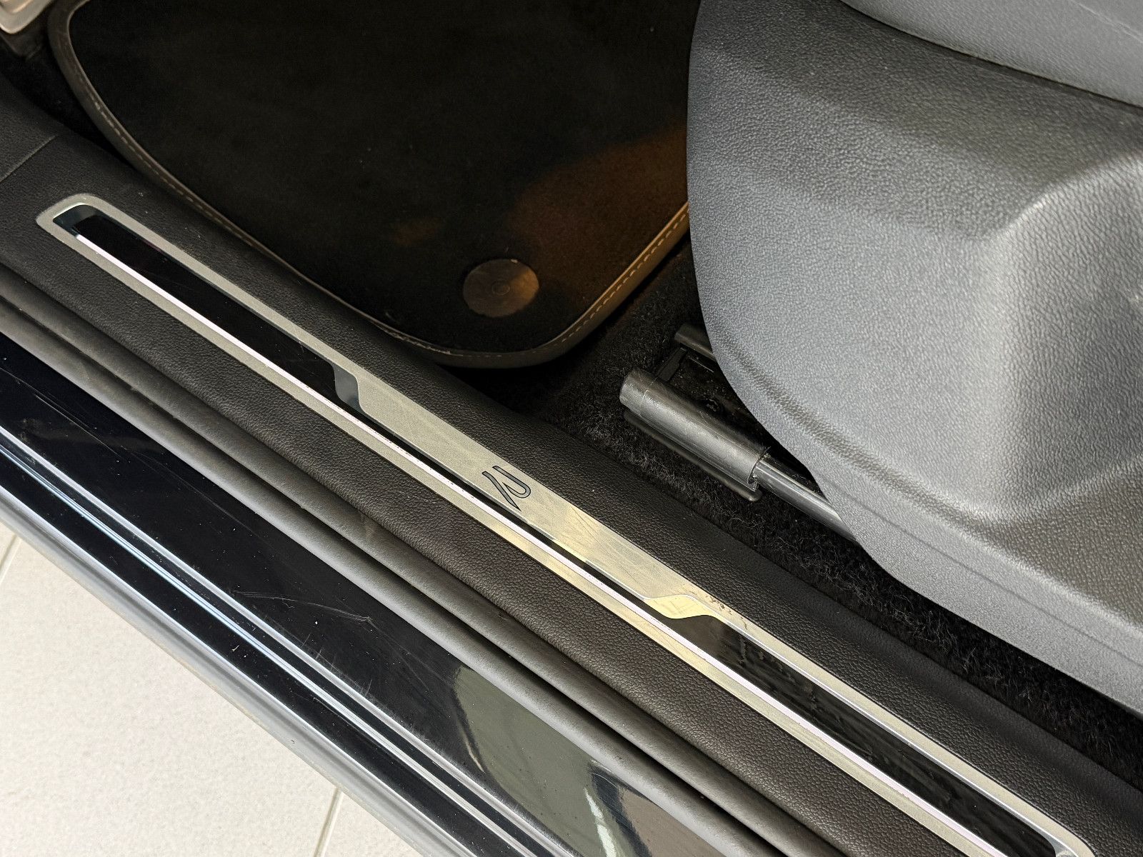 Fahrzeugabbildung Volkswagen Tiguan Allspace R-Line /PANO/HUD/HARMAN-KARDON/